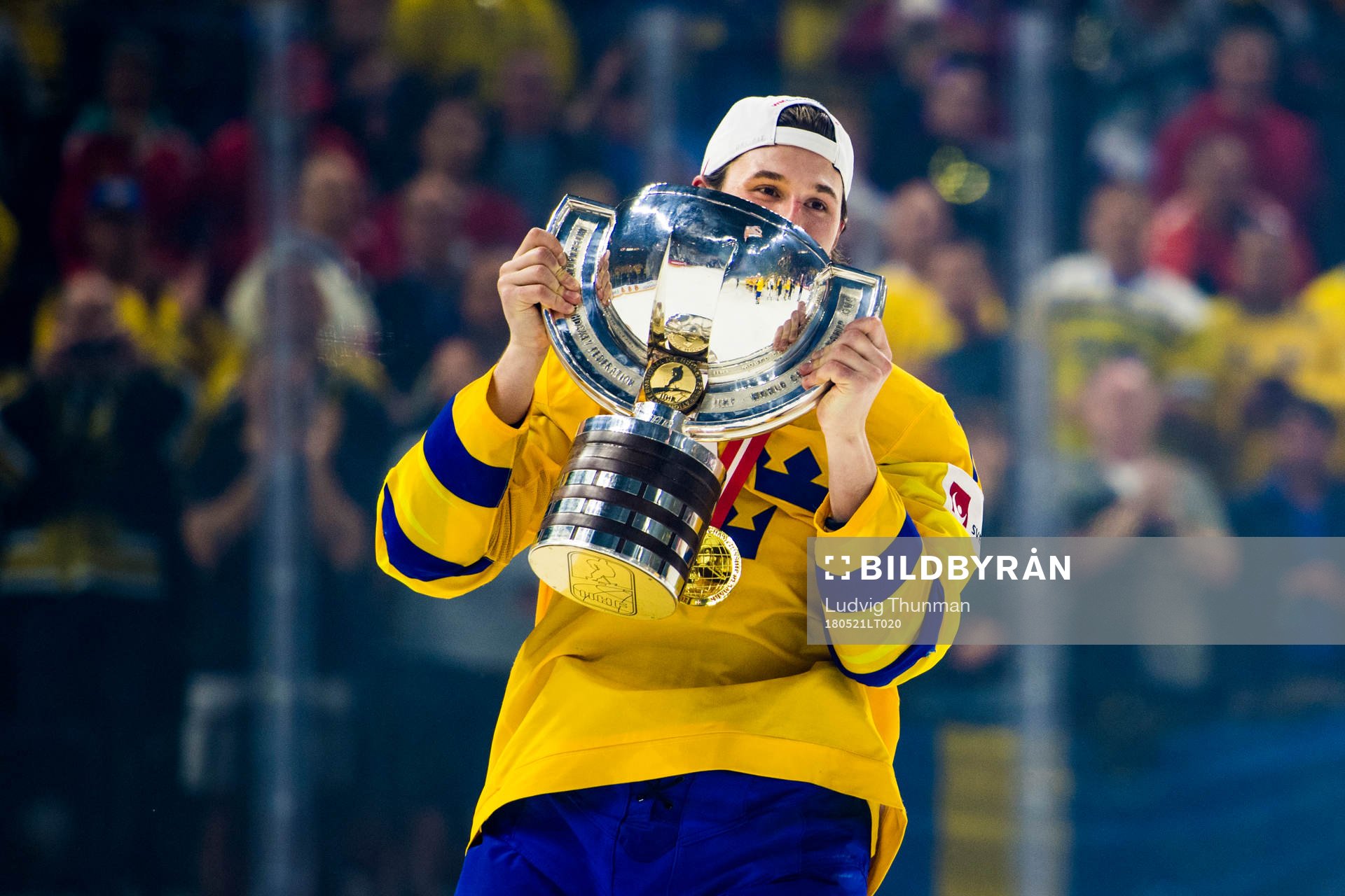 Sveriges Filip Forsberg jublar med pokalen