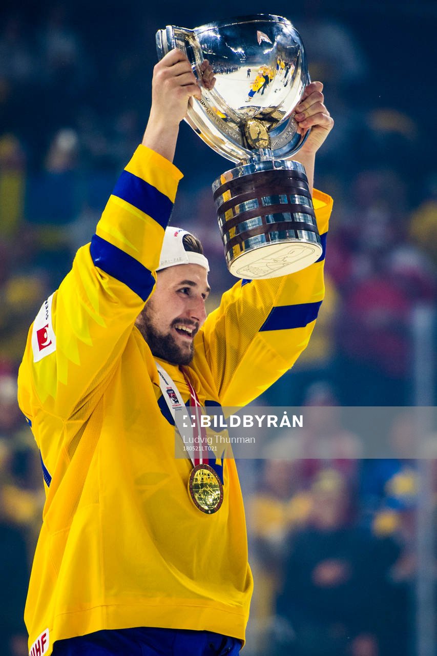 Sveriges Filip Forsberg jublar med pokalen