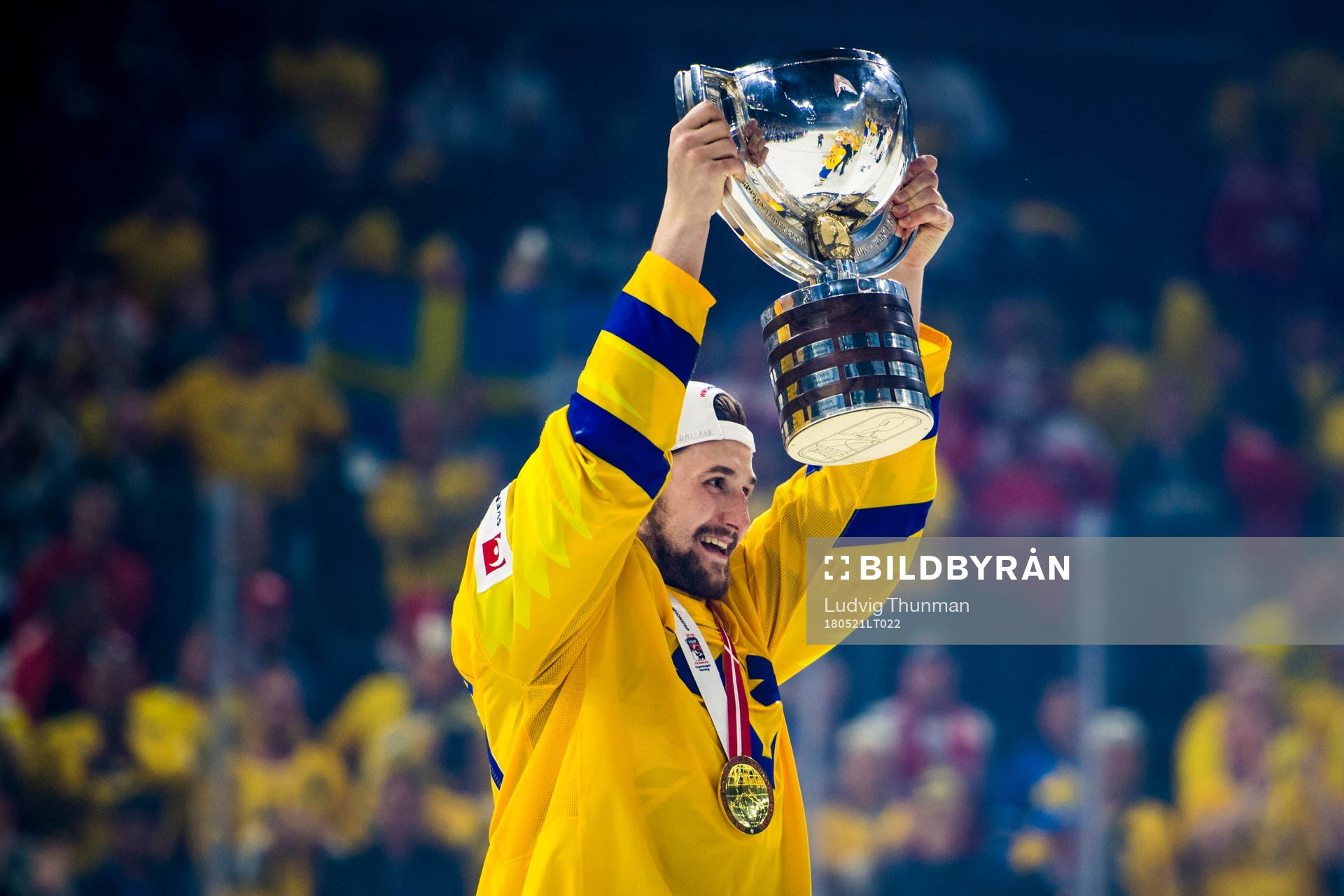 Sveriges Filip Forsberg jublar med pokalen