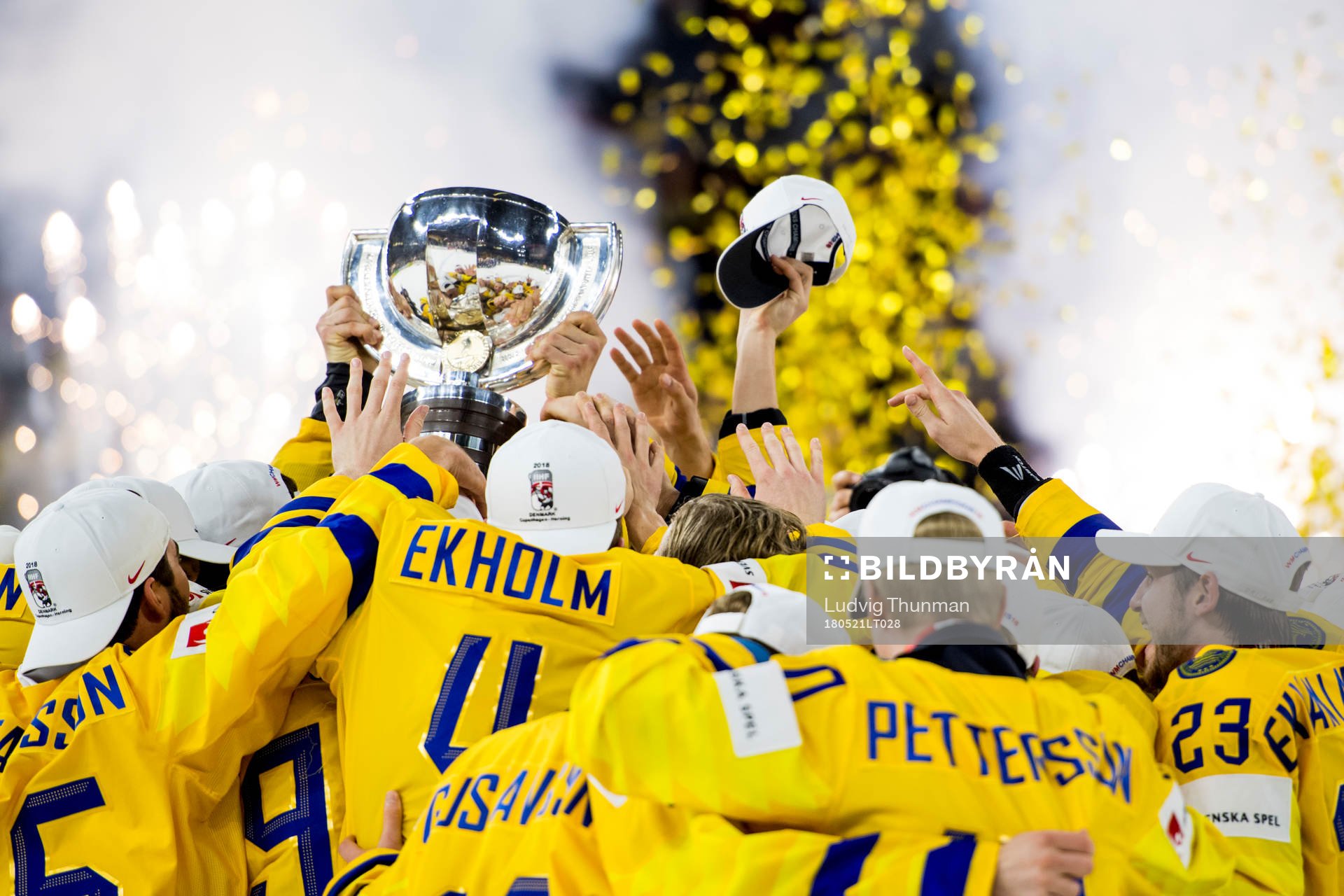 Sveriges spelare jublar med pokalen