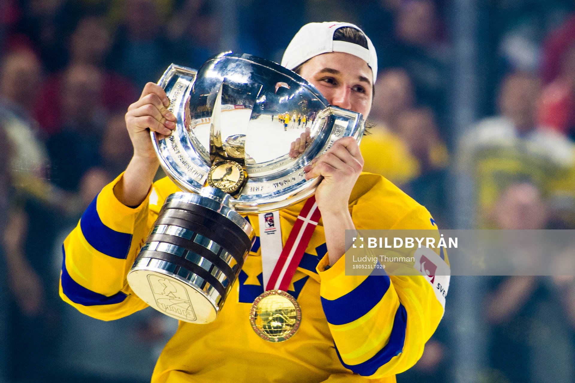 Sveriges Filip Forsberg jublar med pokalen