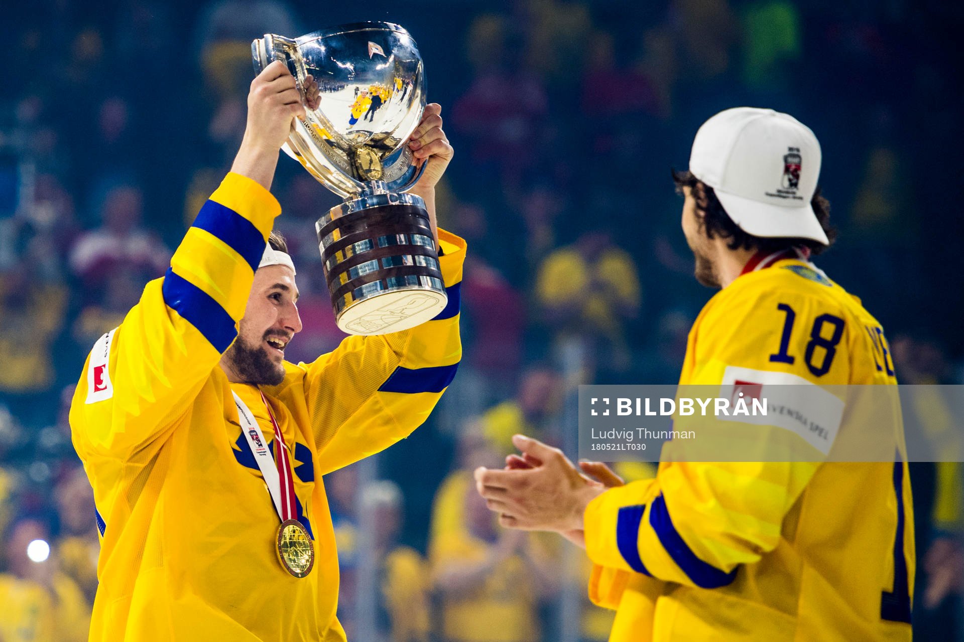 Sveriges Filip Forsberg jublar med pokalen