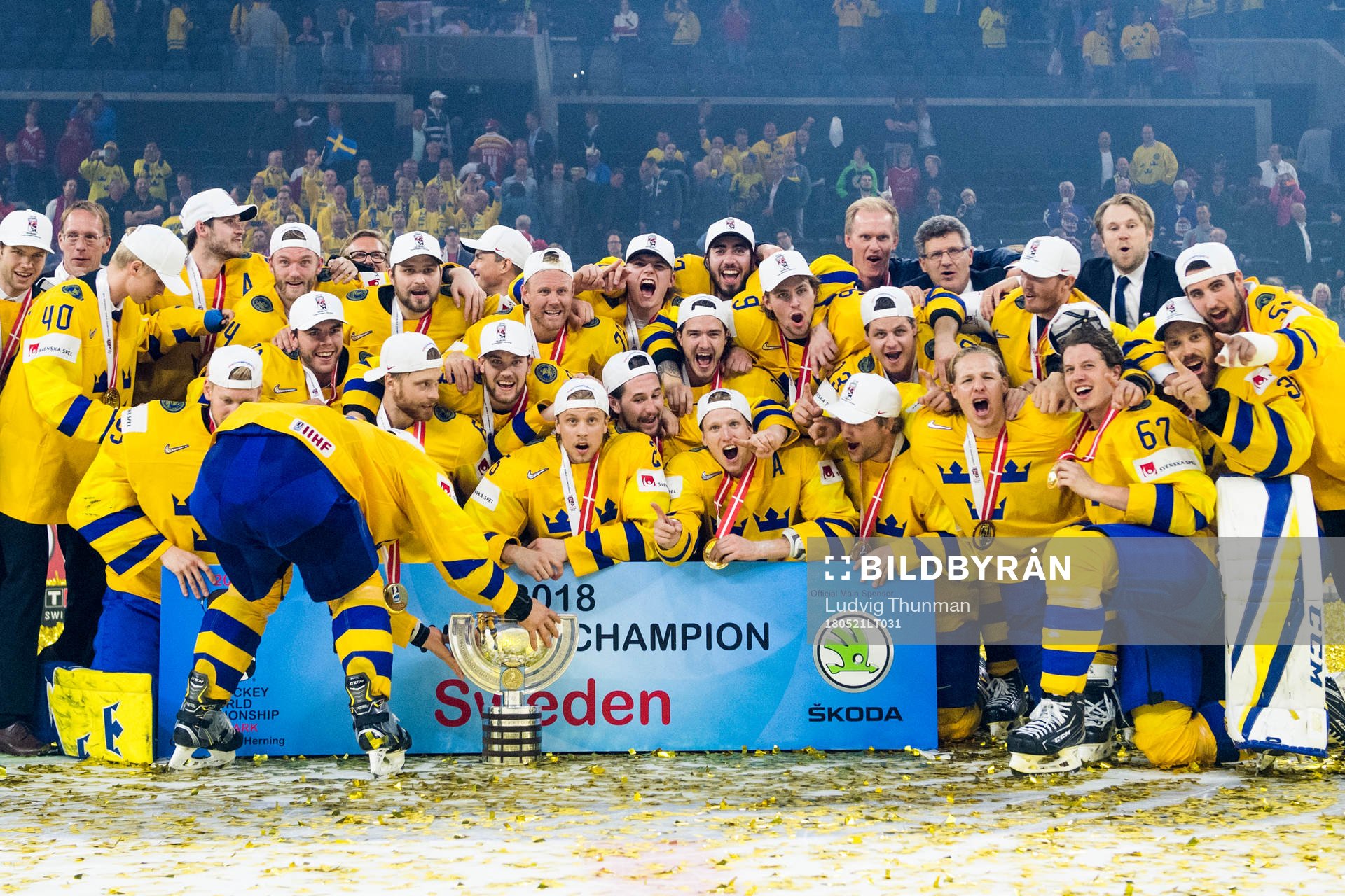 Sveriges spelare jublar med pokalen