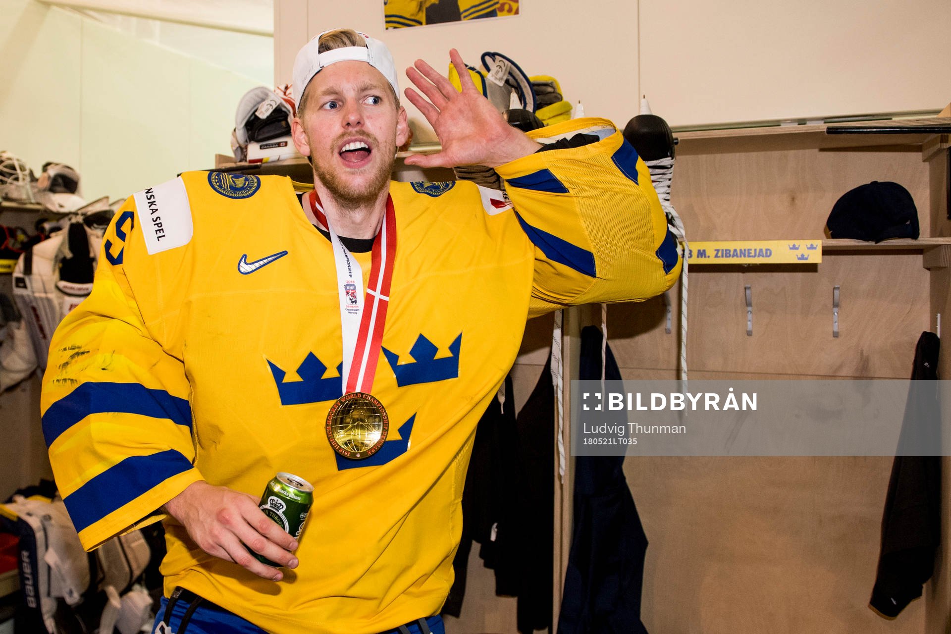 Sveriges spelare målvakt Magnus Hellberg jublar i