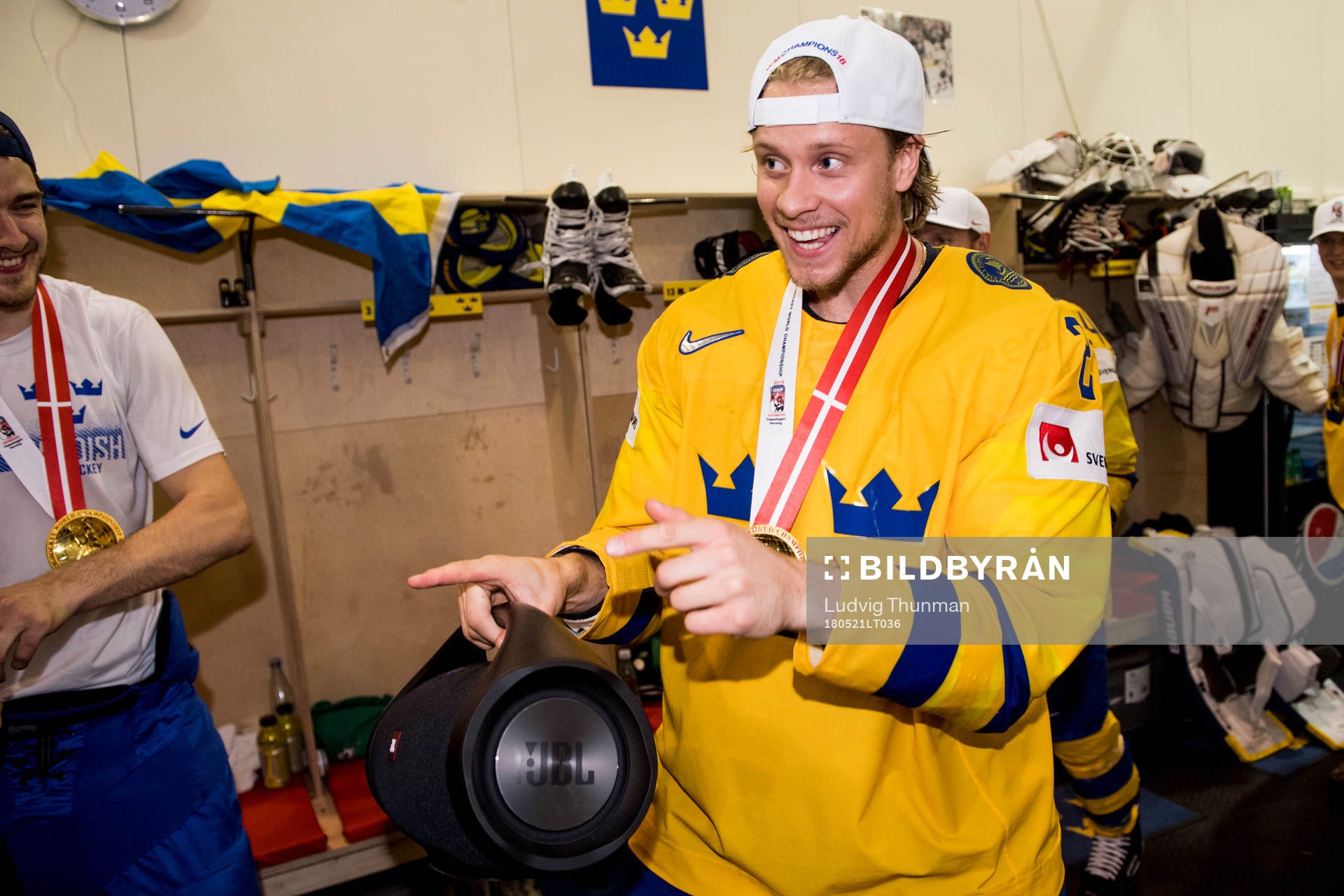 Sveriges Jacob de la Rose jublar i omklädningsrummet