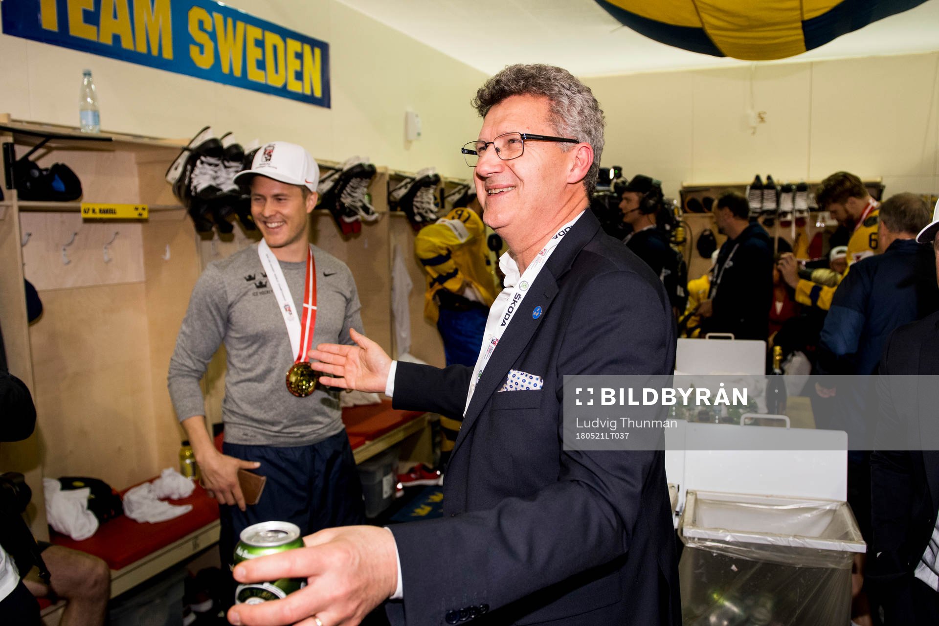 Sveriges lagledare Lars-Henry Köhler jublar i