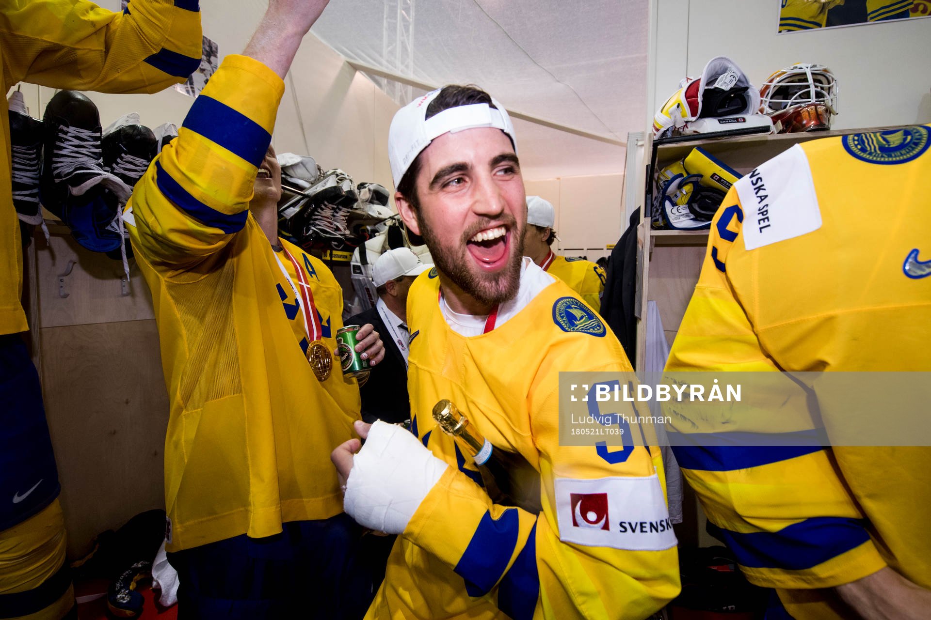 Sveriges Erik Gustafsson jublar i omklädningsrummet