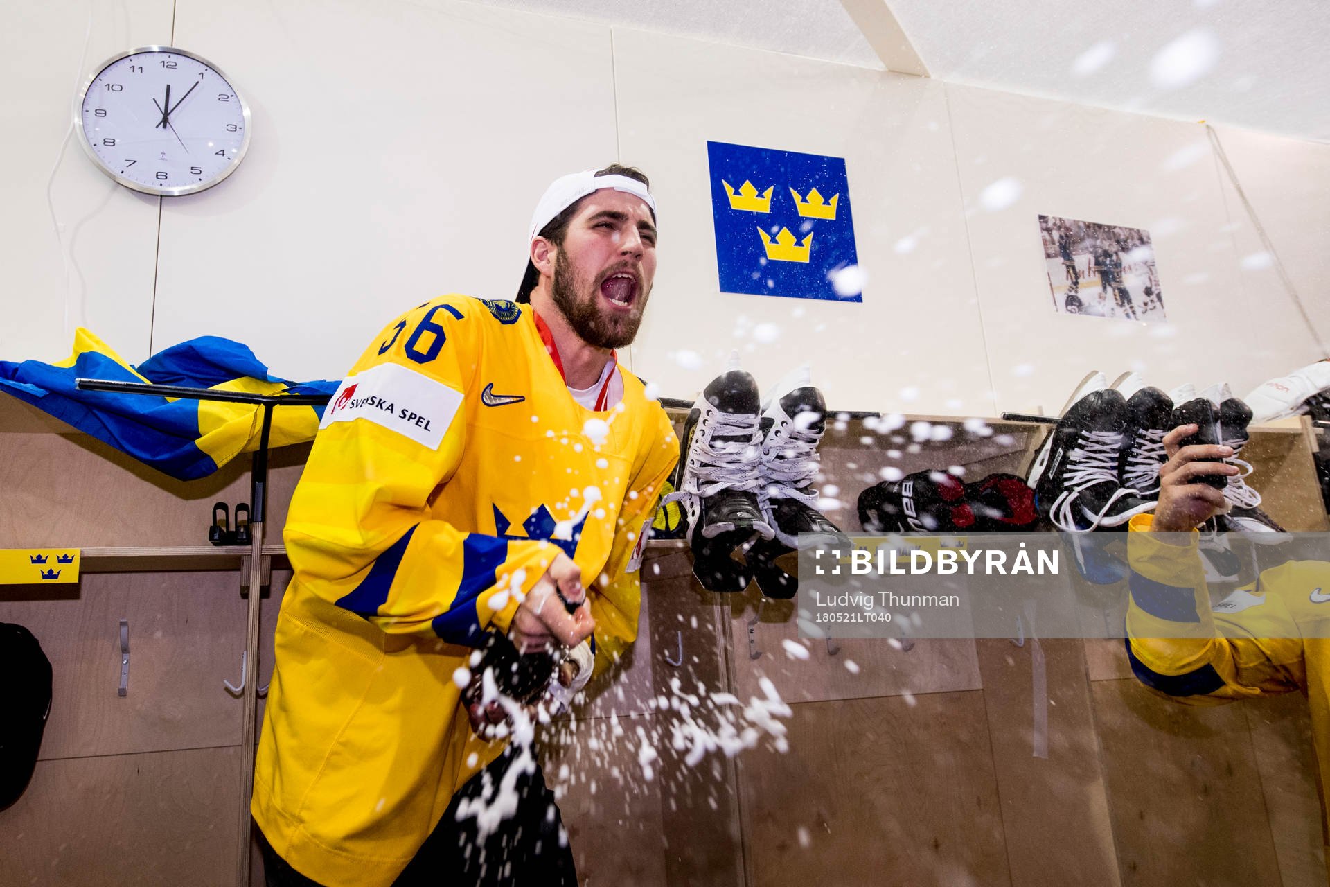 Sveriges Erik Gustafsson sprutar champange i