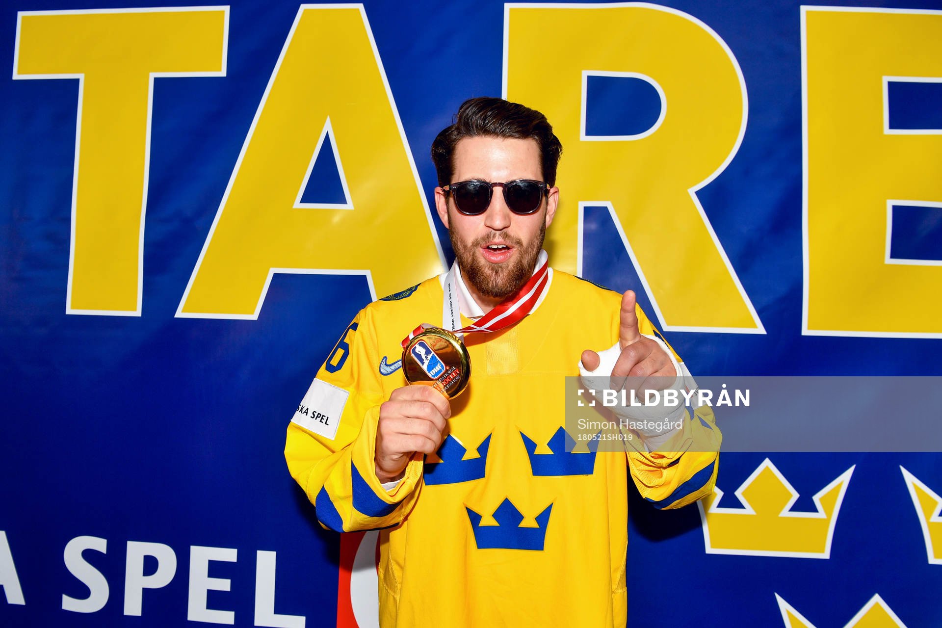 Sveriges Erik Gustafsson firar VM-guldet i