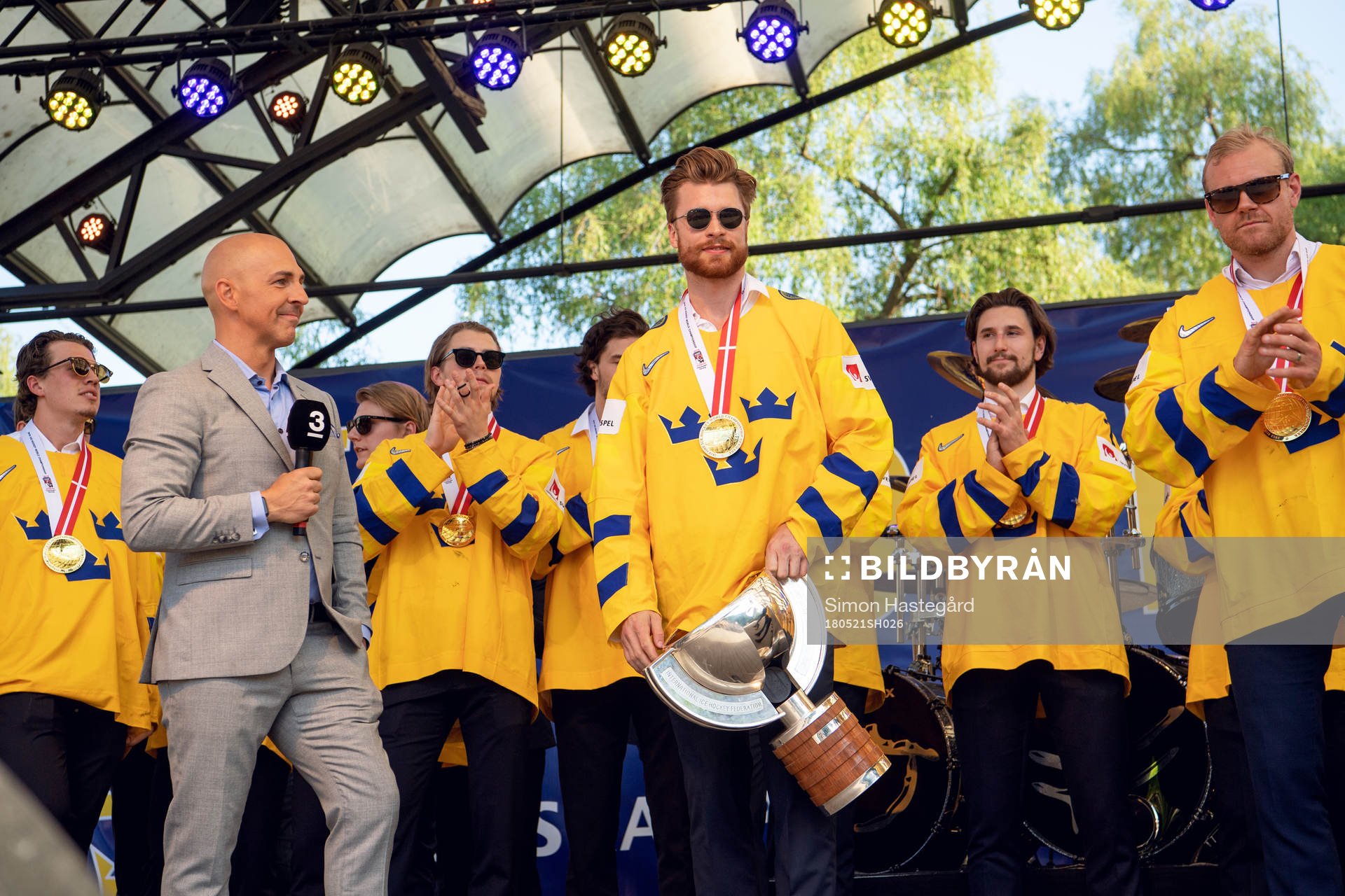 Sveriges Adam Larsson firar VM-guldet i Kungsträdgården