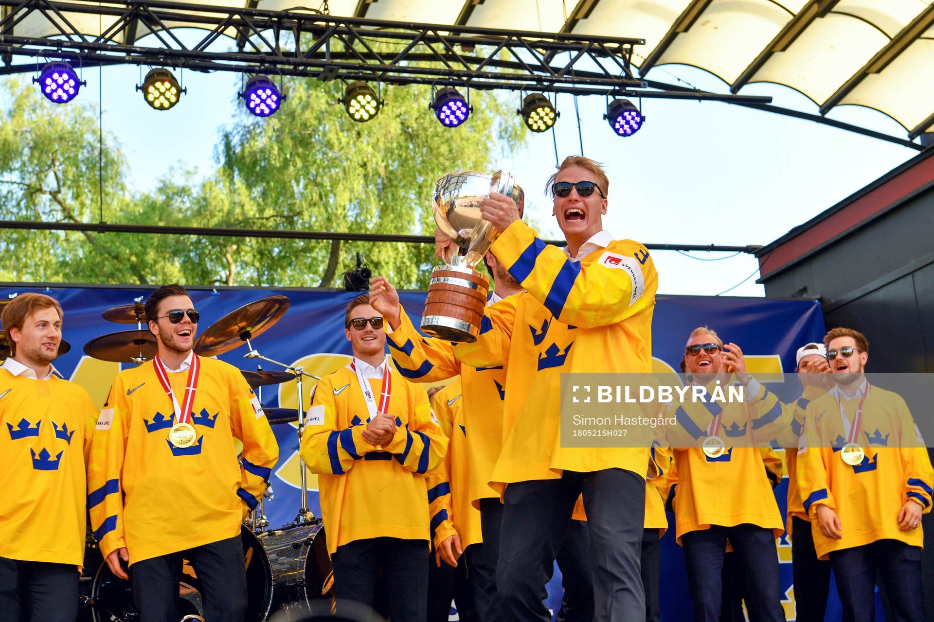 Sveriges John Klingberg firar VM-guldet i Kungsträdgården