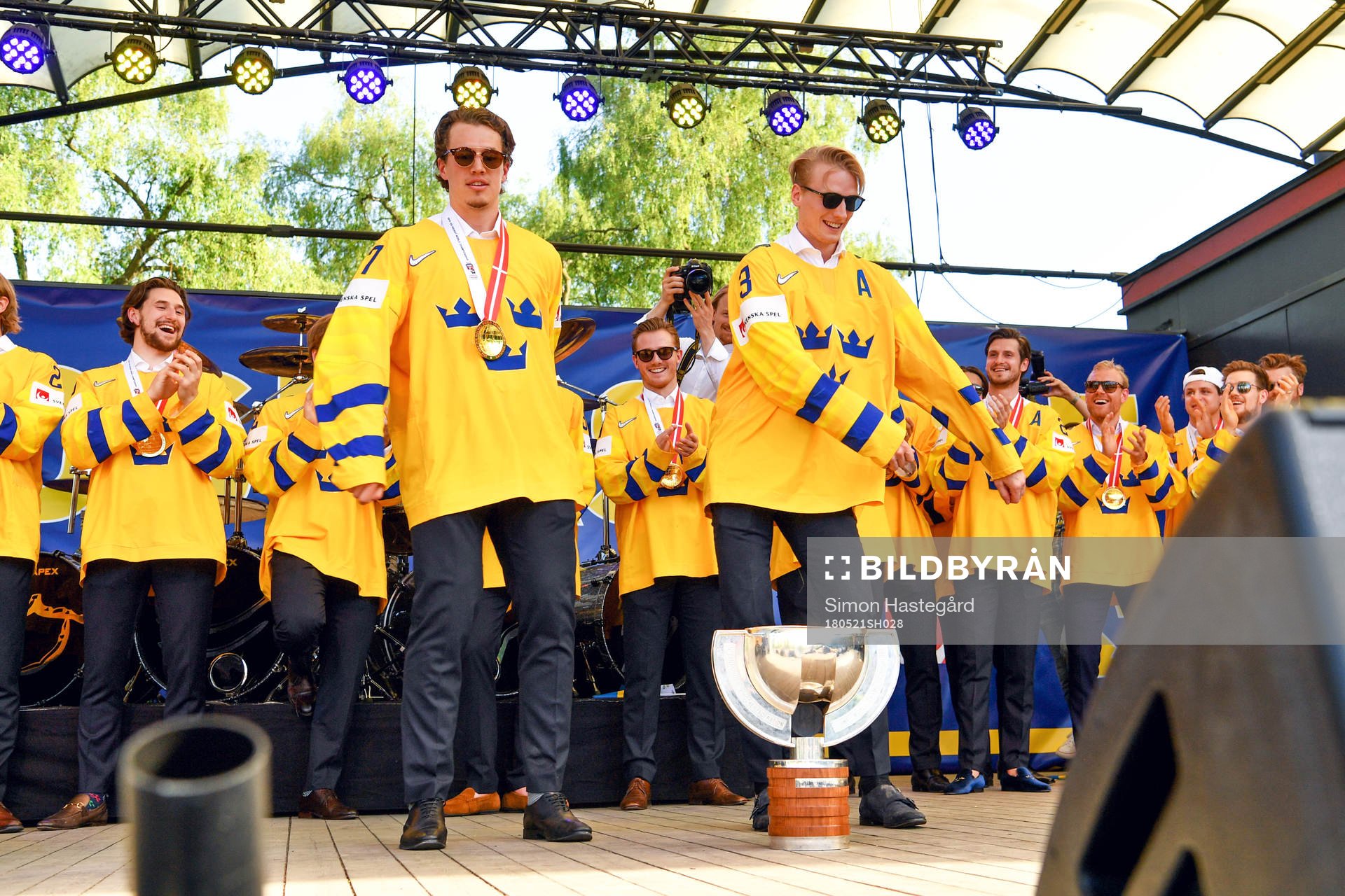 Sveriges Rickard Rakell och John Klingberg  firar VM-guldet
