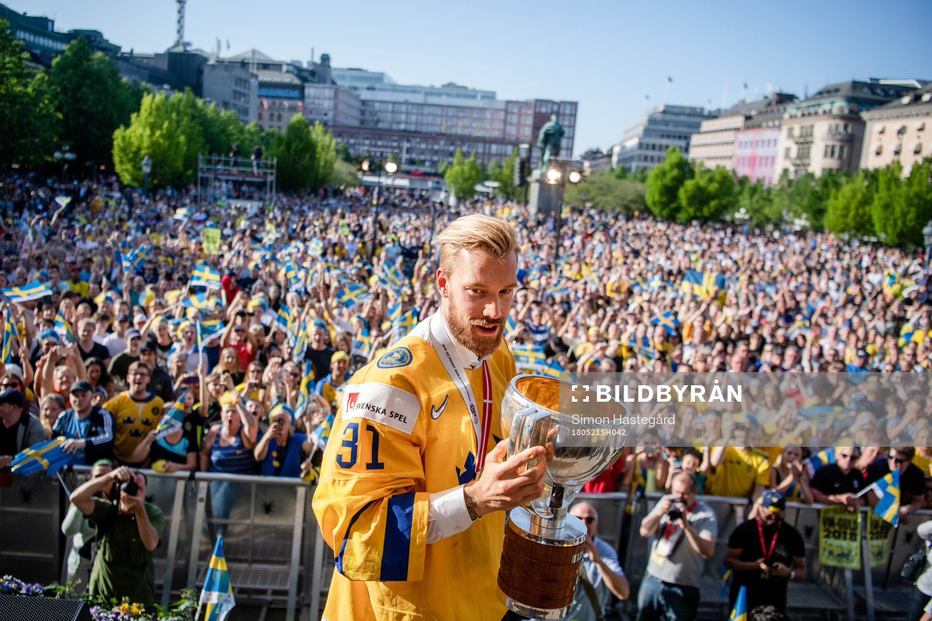 målvakt Anders Nilsson firar VM-guldet i Kungsträdgården
