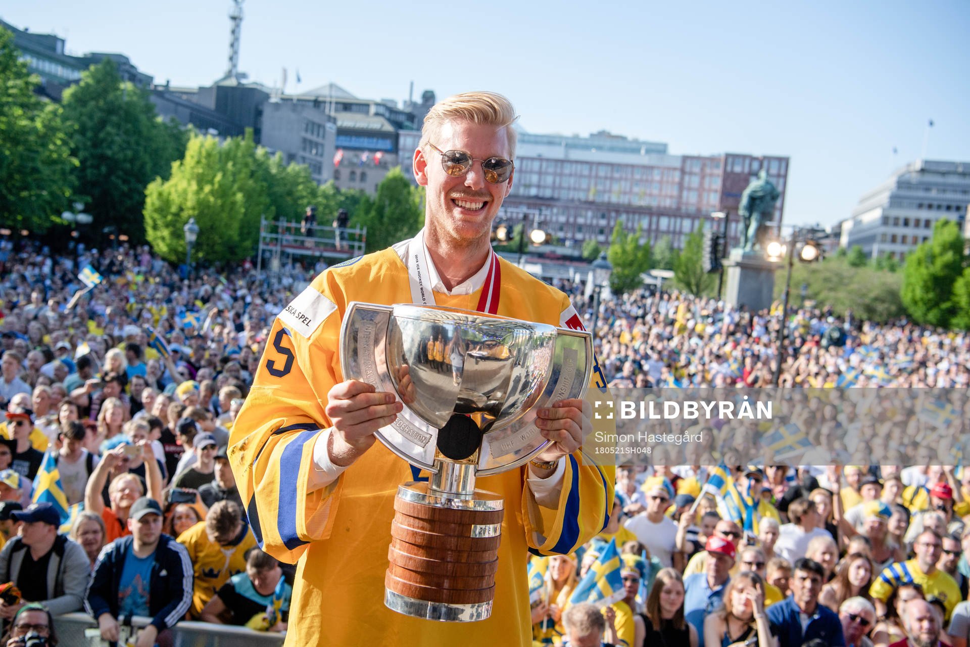 målvakt Magnus Hellberg firar VM-guldet i