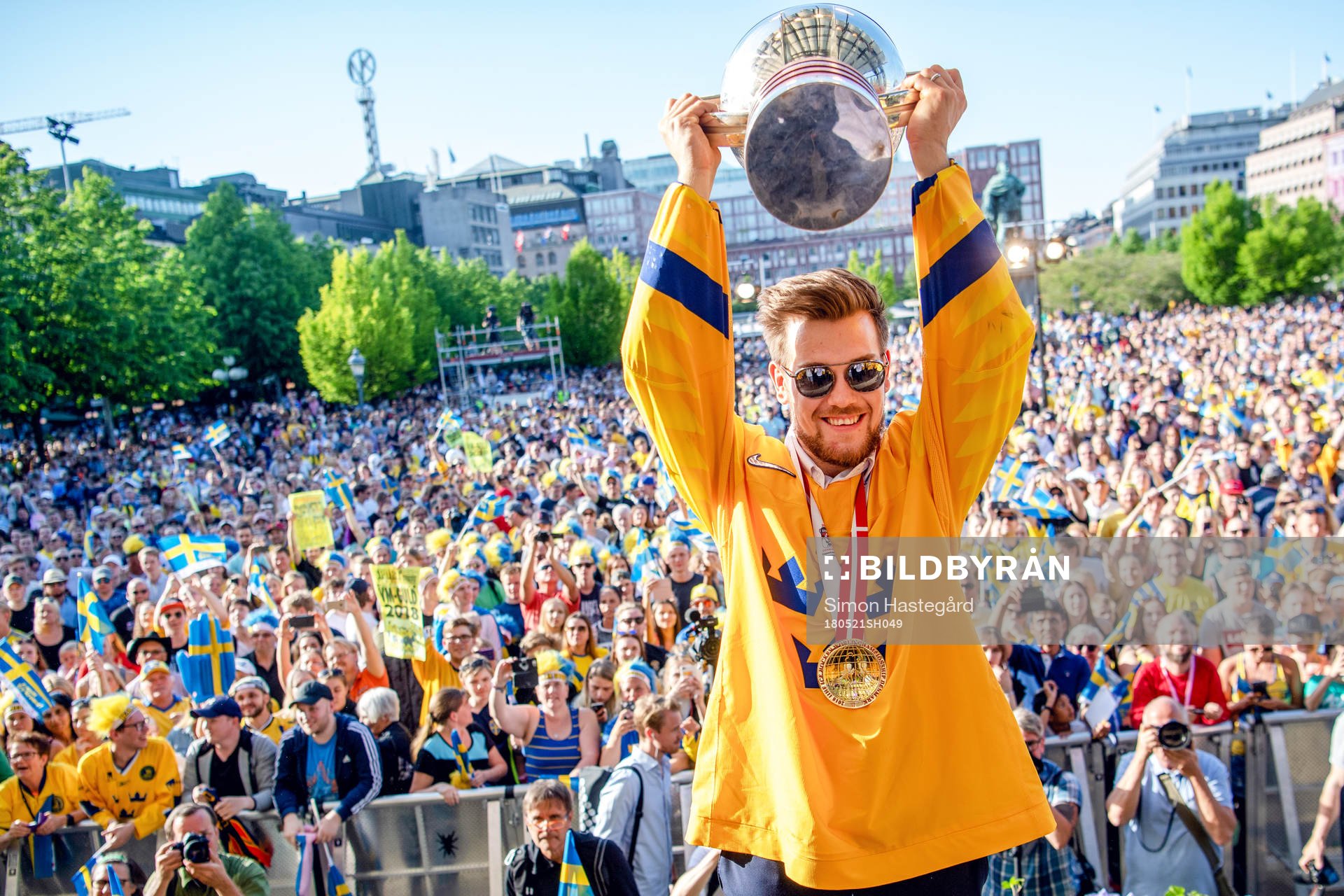 Viktor Arvidsson firar VM-guldet i Kungsträdgården dagen