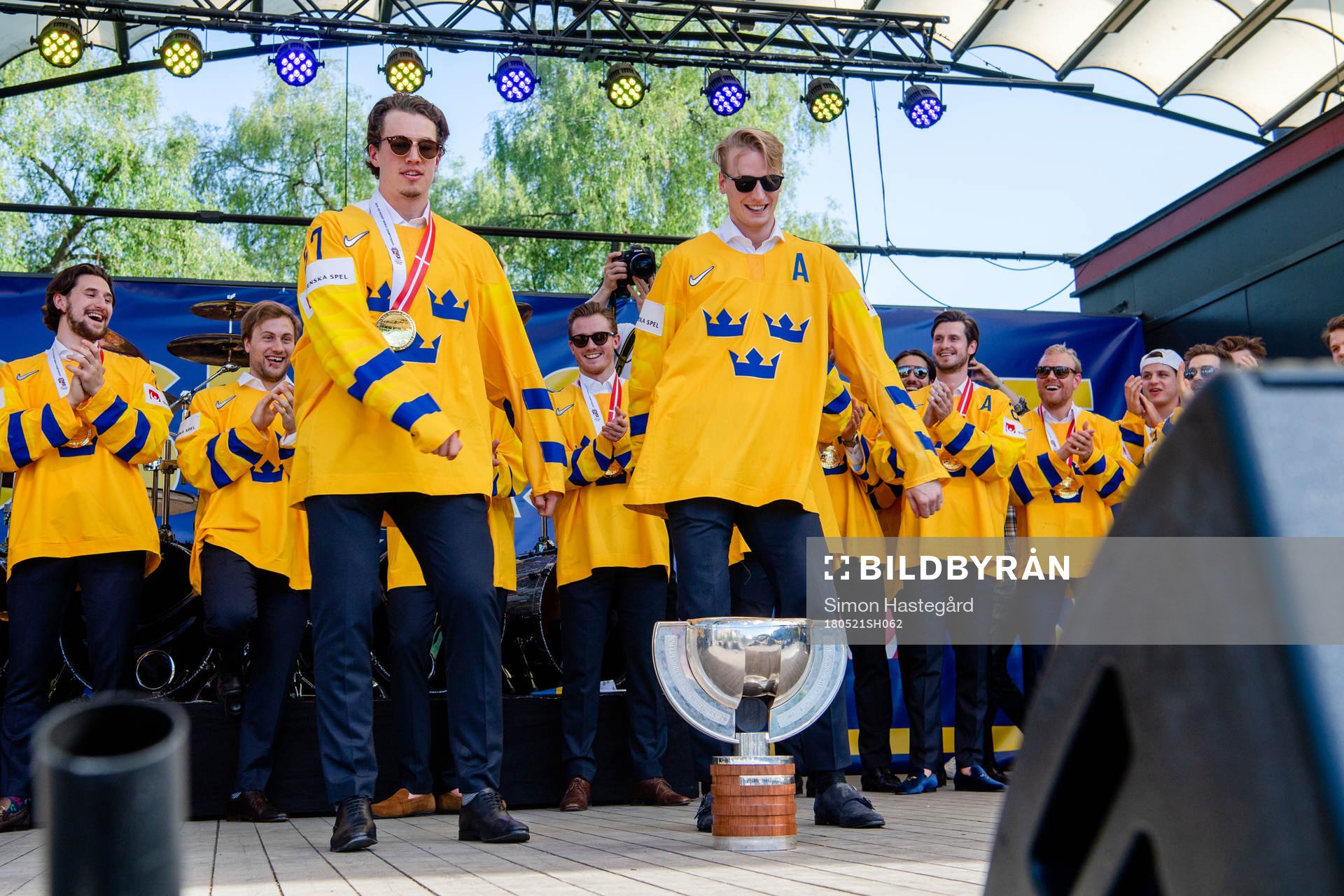 Rickard Rakell och John Klingberg dansar när de firar