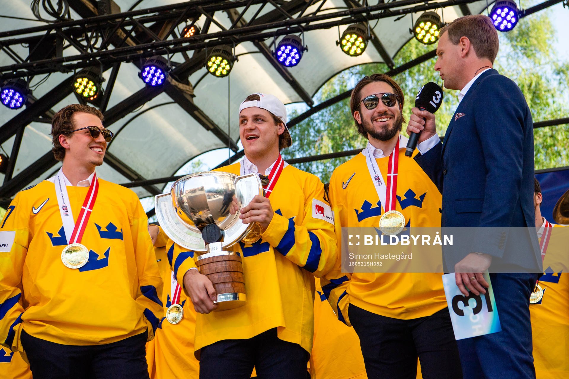 Rickard Rakell, Mattias Janmark och Mika Zibanejad firar