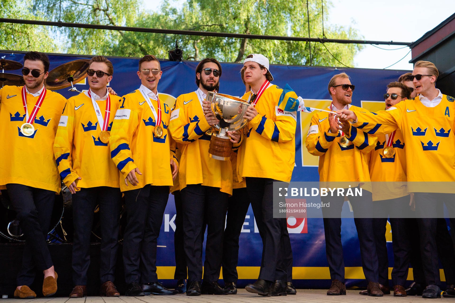 Mika Zibanejad och Mattias Janmark firar VM-guldet i