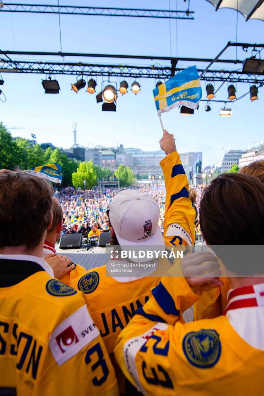Mattias Janmark firar VM-guldet i Kungsträdgården dagen