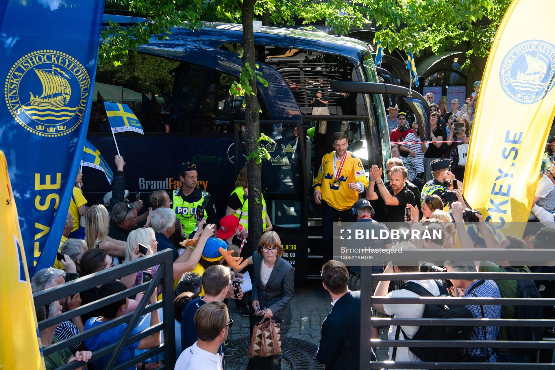 Mattias Ekholm anländer med bussen