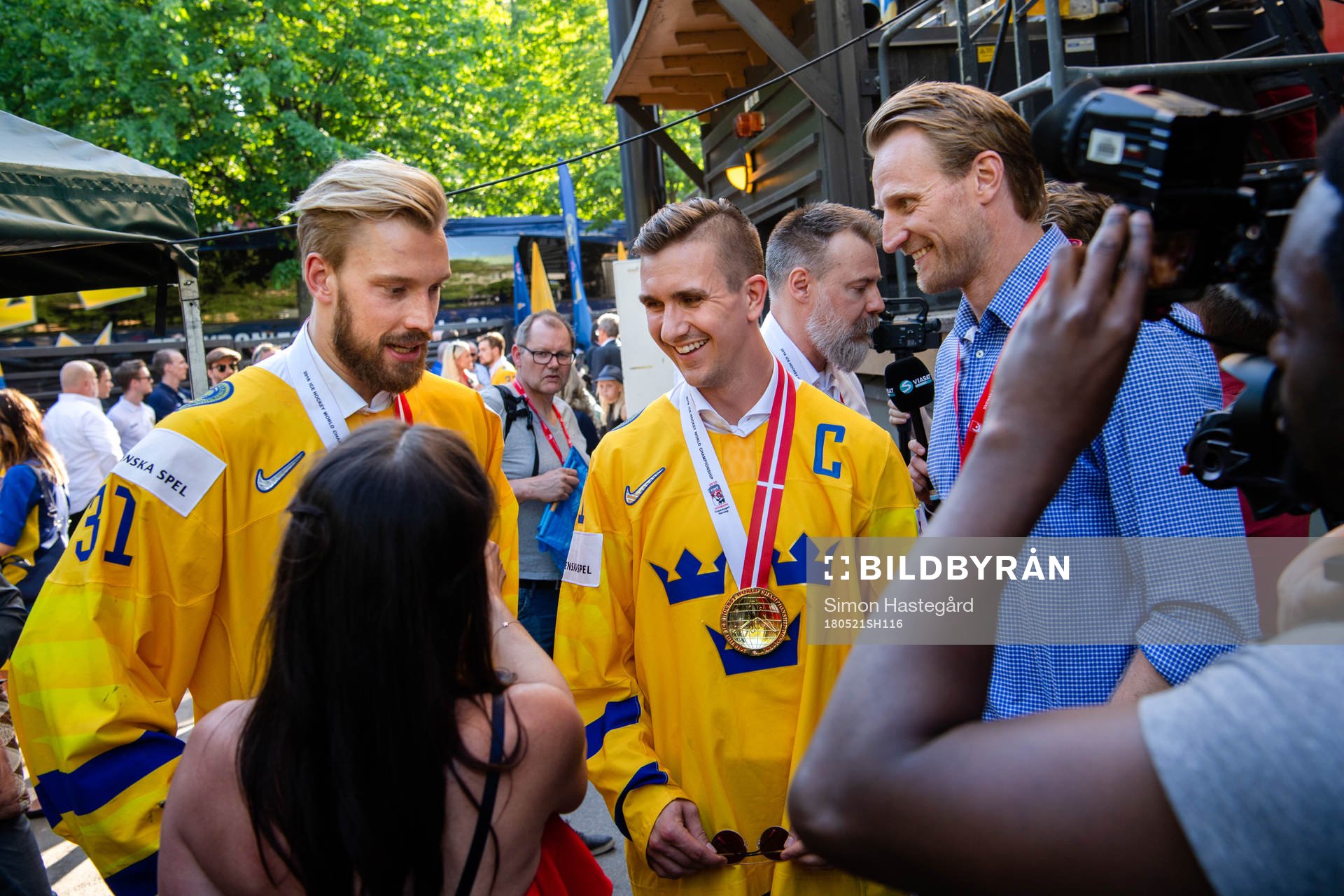 målvakt Anders Nilsson och Mikael Backlund blir intervjuad