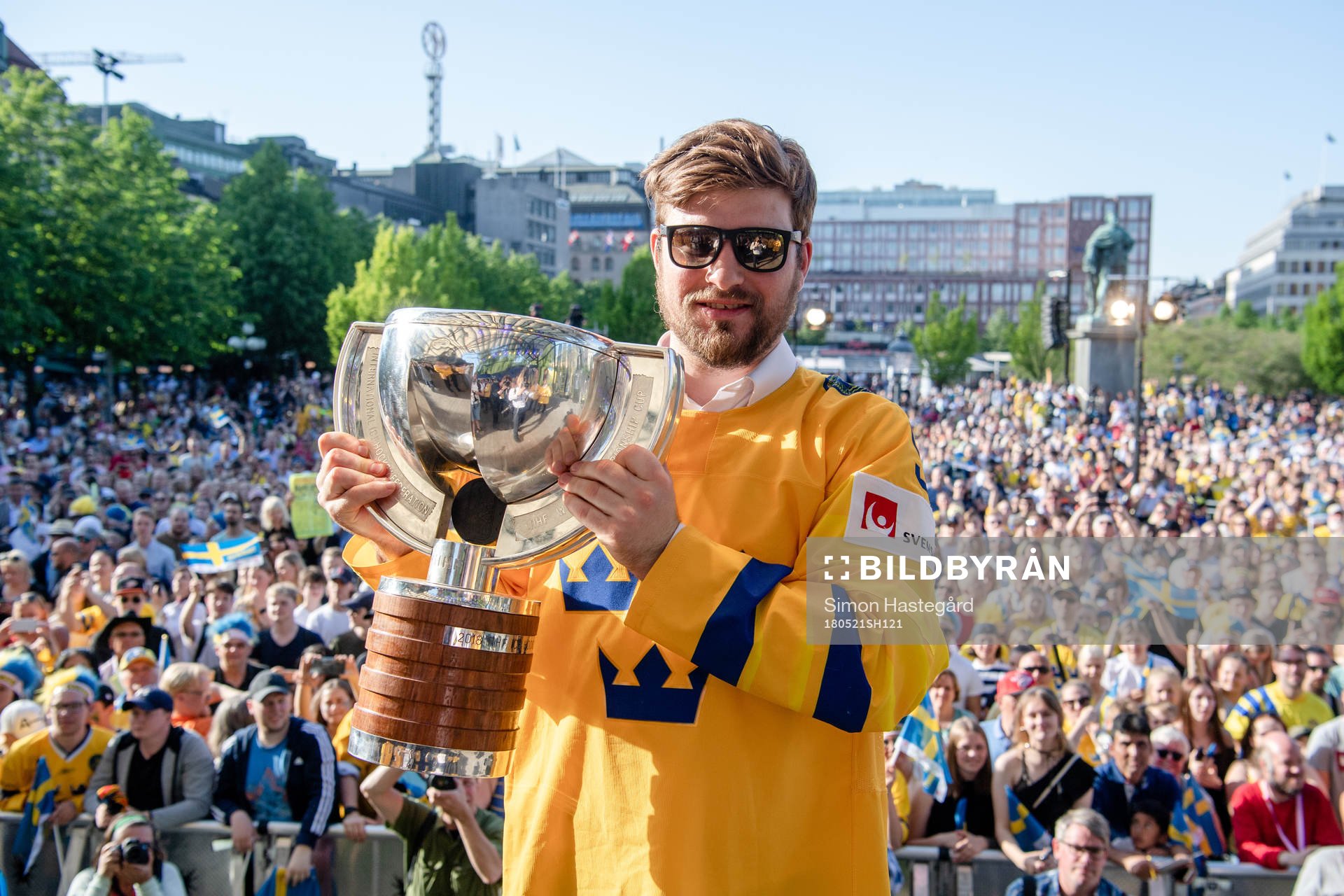 Mikael Wikstrand firar VM-guldet i Kungsträdgården dagen