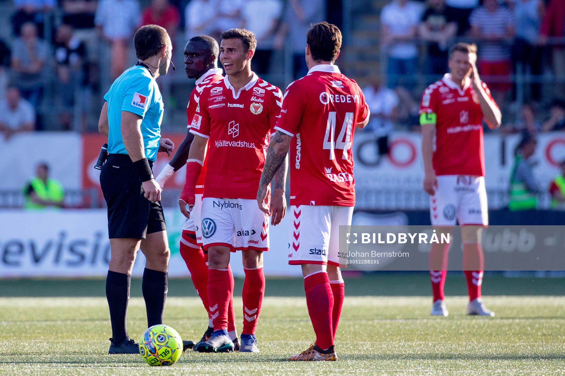 Domare Kaspar Sjöberg och Kalmars Herman Hallberg