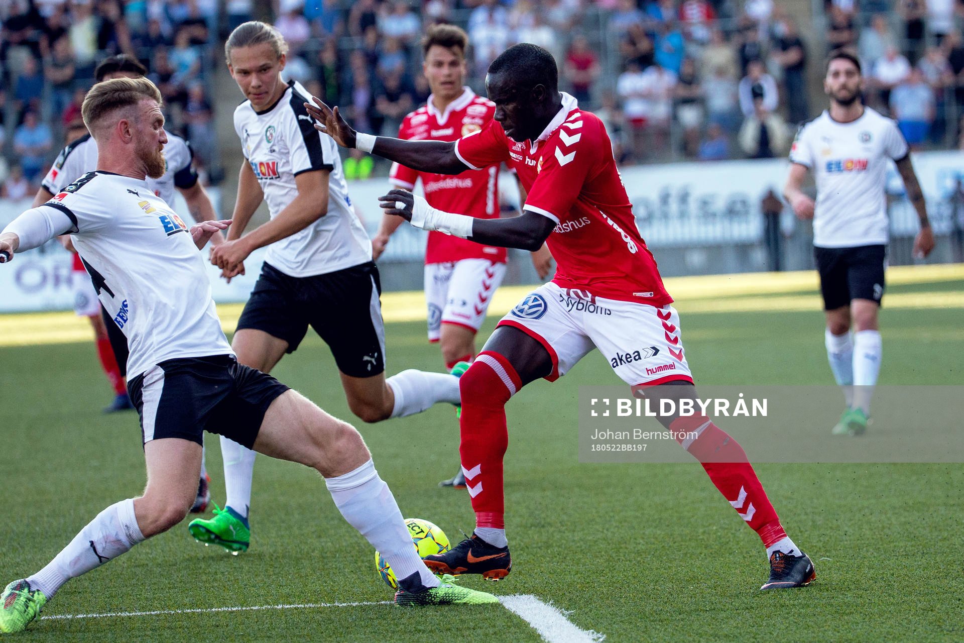 Örebros Michael Almebäck fäller Kalmars Papa Alioune