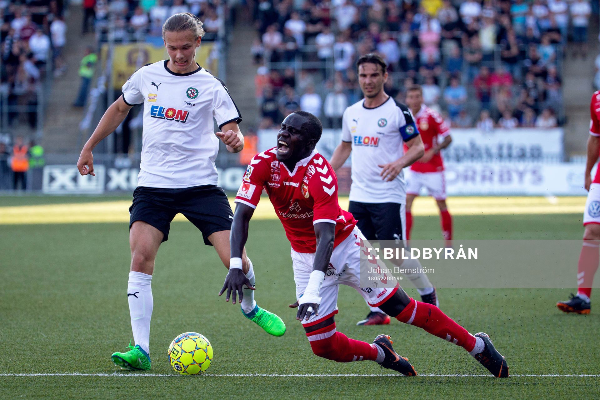 Örebros Michael Almebäck fäller Kalmars Papa Alioune