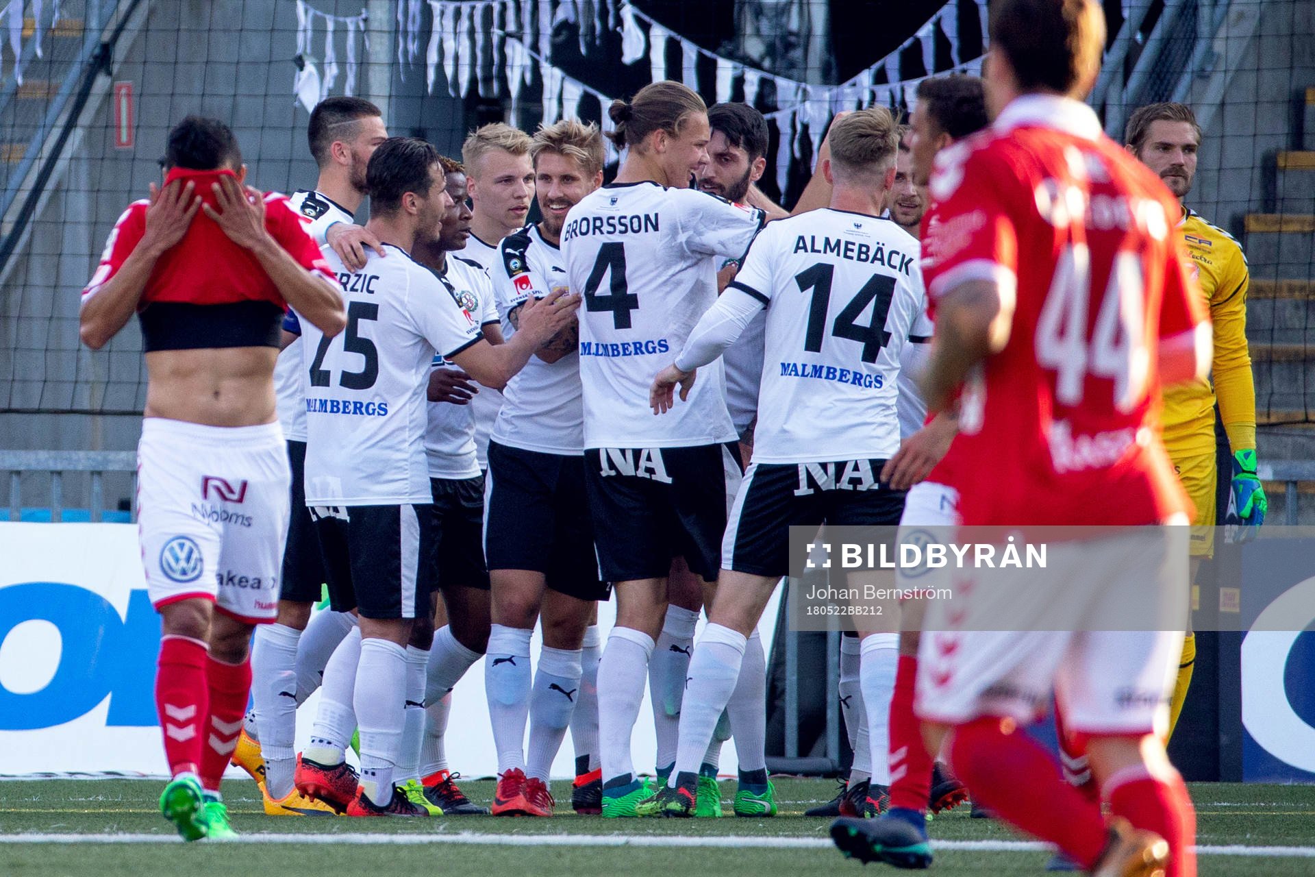 Örebros Filip Rogic jublar med lagkamrater