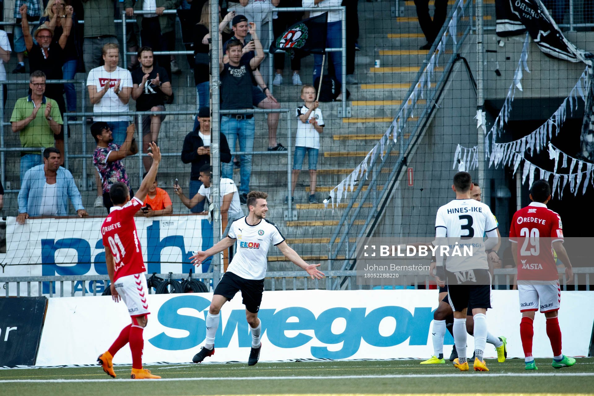 Örebros Filip Rogic gör 1-1 och jublar under fotbollsmatchen i Allsvenskan mellan Örebro och Kalmar den 22 maj 2018 i Örebro.