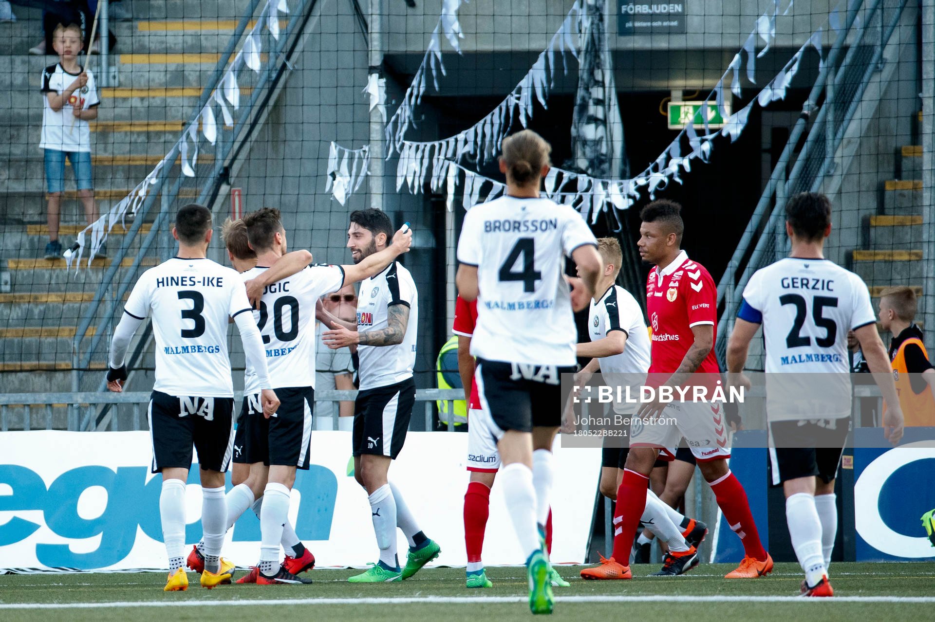 Örebros Filip Rogic gör 1-1 och jublar under fotbollsmatchen i Allsvenskan mellan Örebro och Kalmar den 22 maj 2018 i Örebro.