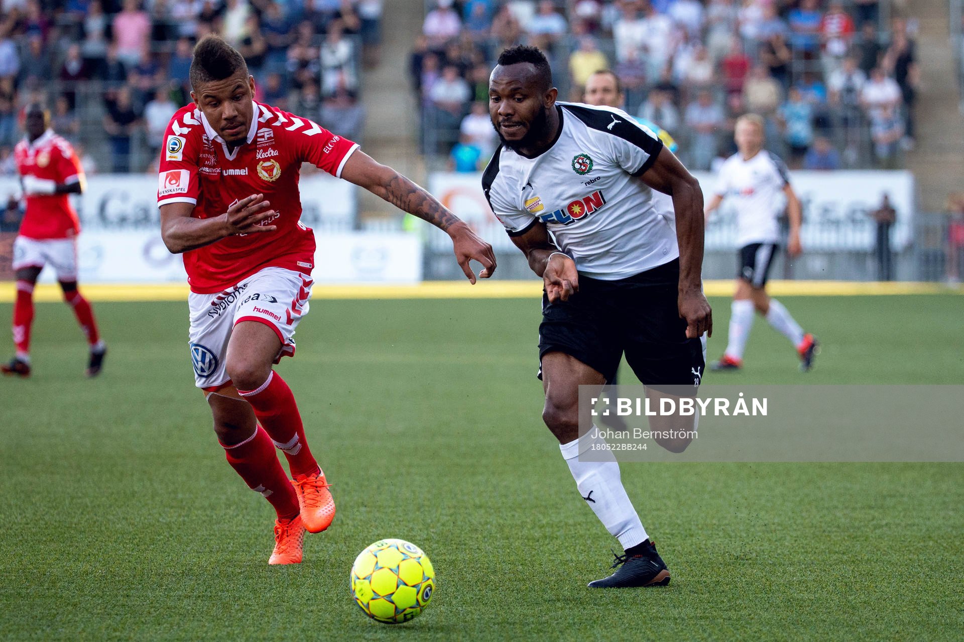 Kalmars Mikael Dyrestam och Örebros Michael Junior Omoh