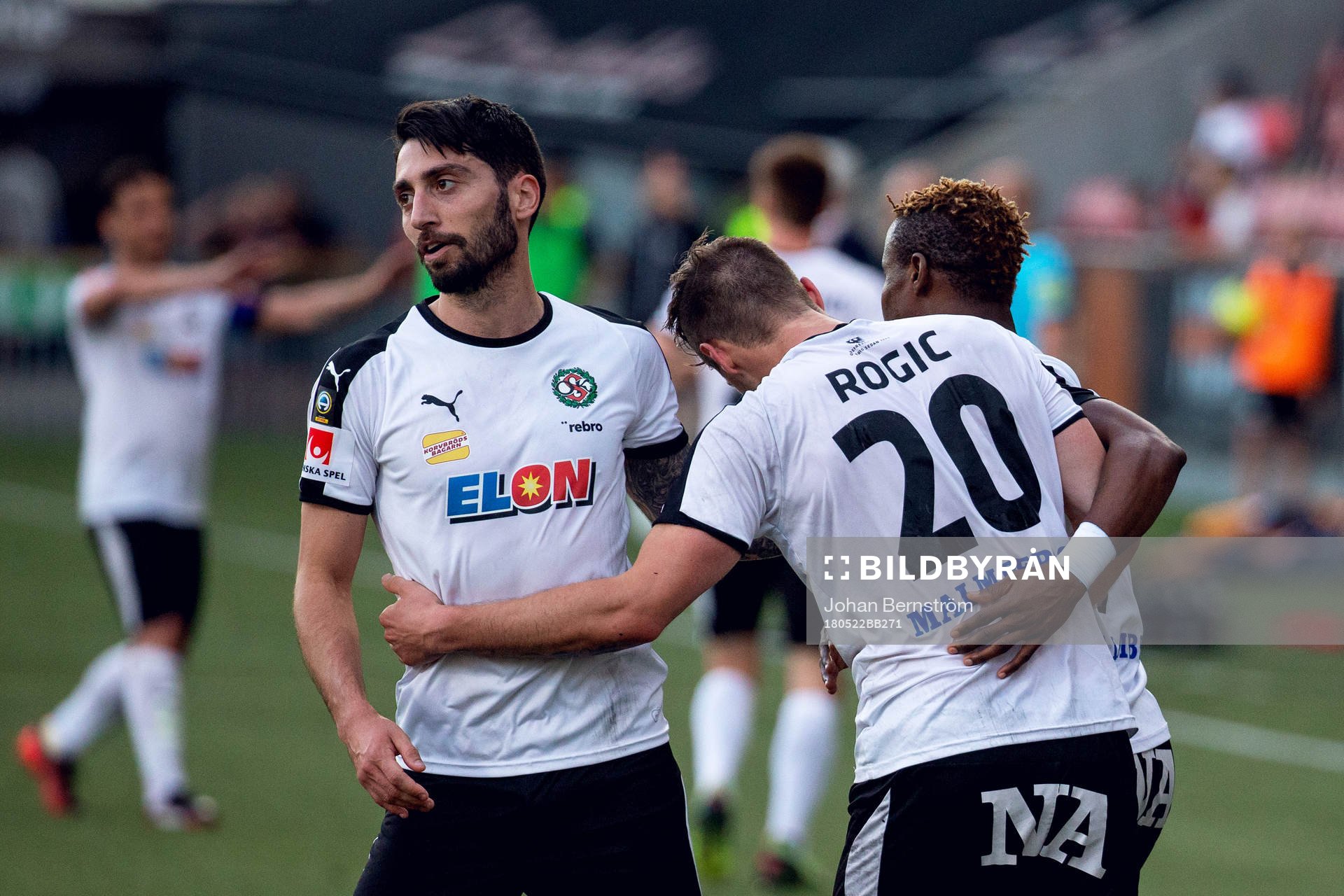 Örebros Filip Rogic jublar med lagkamrater