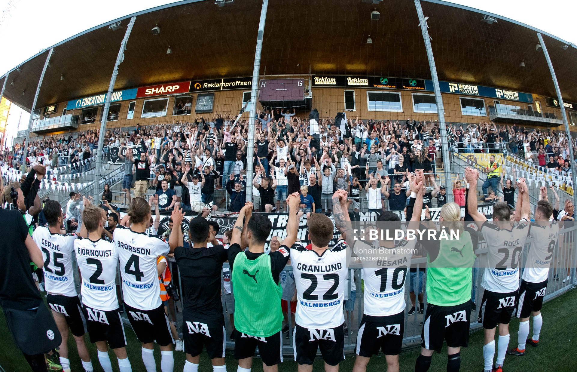 Örebrospelarna jublar framför fansen