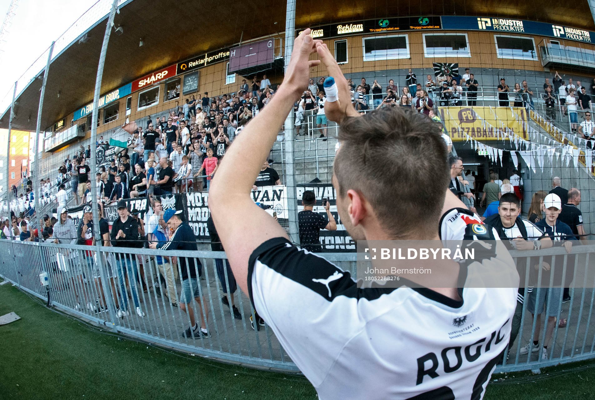Örebros Filip Rogic jublar framför fansen