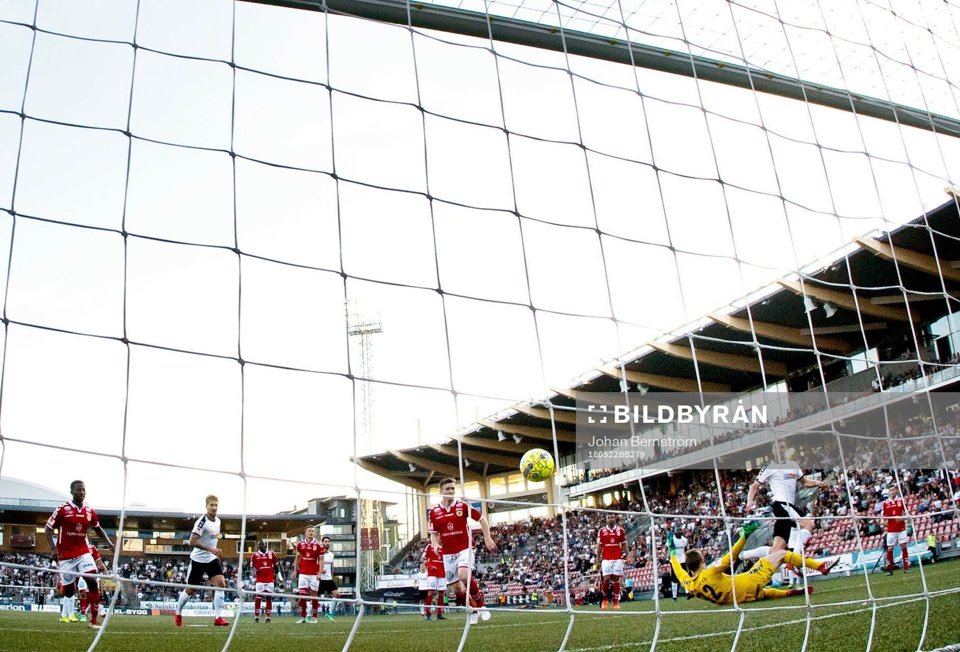 Örebros Filip Rogic gör 2-1 och Kalmarspelarna och