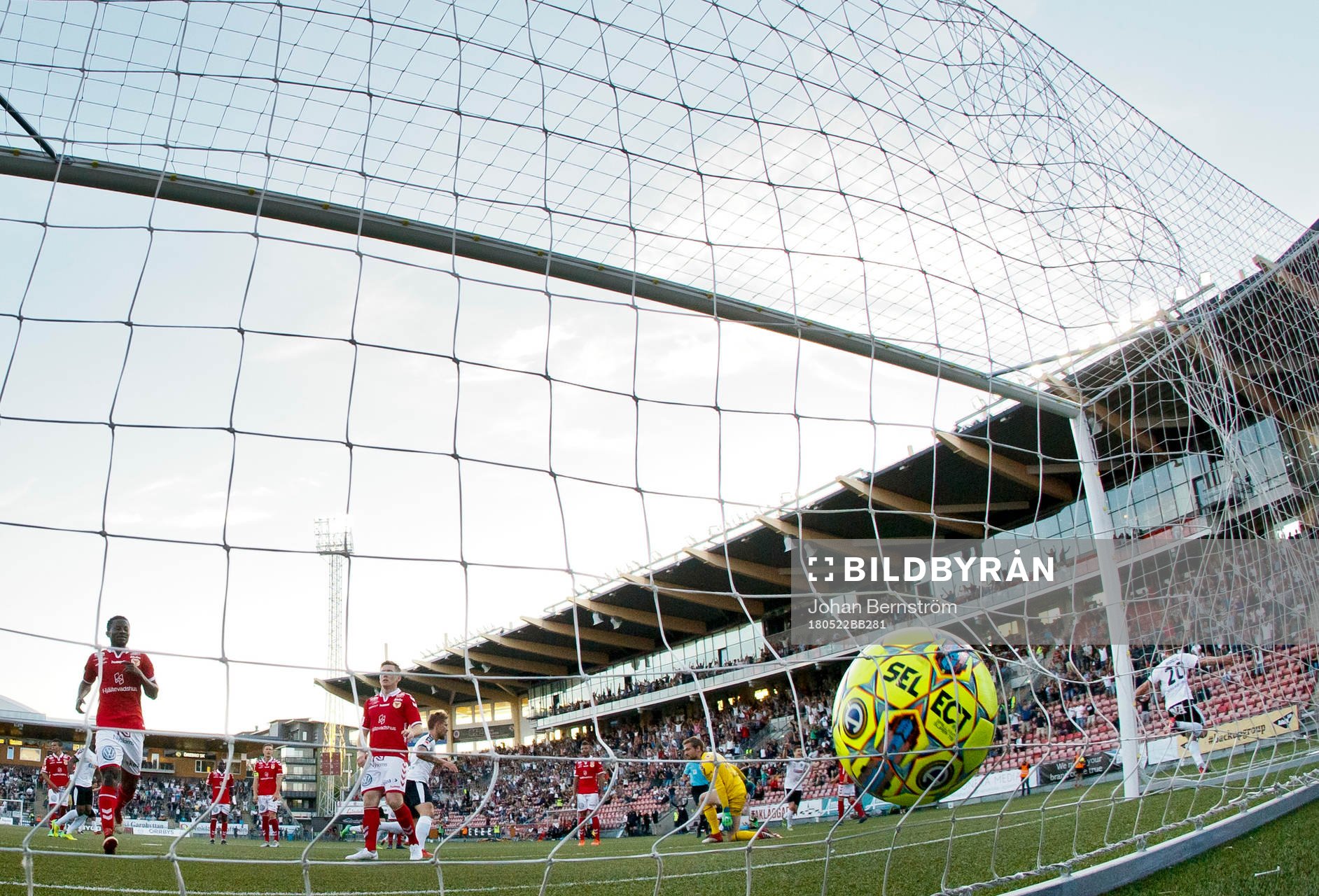 Örebros Filip Rogic gör 2-1 och Kalmarspelarna och