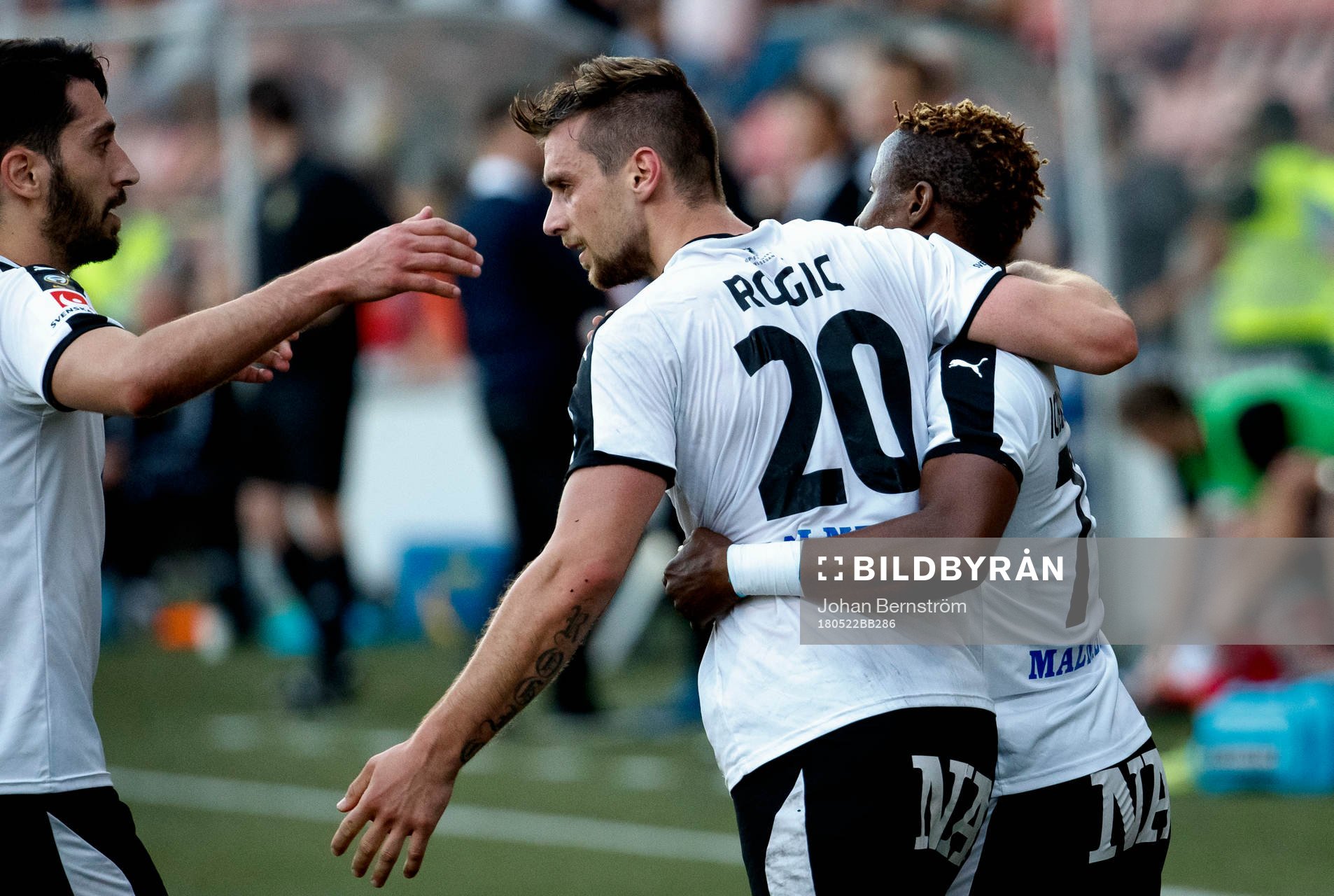 Örebros Filip Rogic gör 2-1 och jublar med Nahir Besara