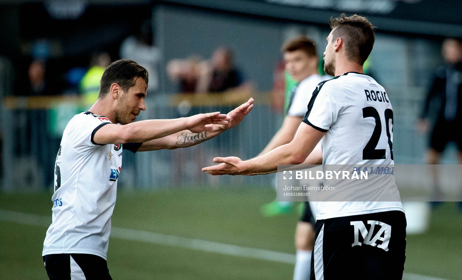 Örebros Filip Rogic gör 2-1 och jublar med Nordin Gerzic