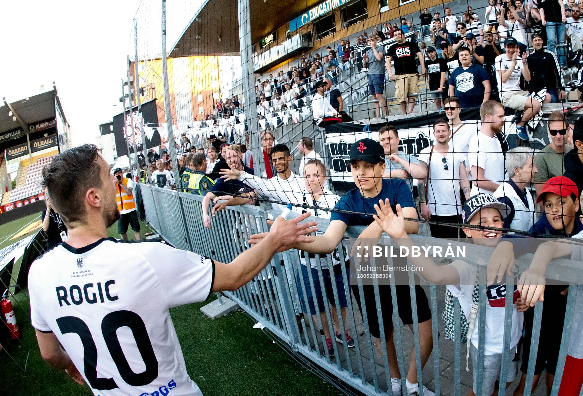 Örebros Filip Rogic firar med fansen