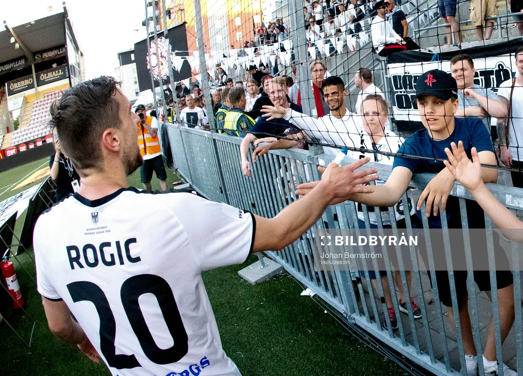 Örebros Filip Rogic firar med fansen