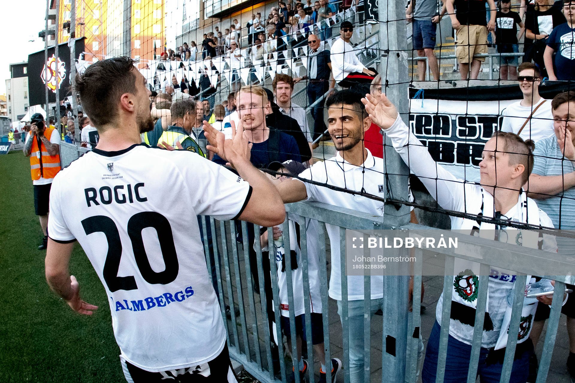 Örebros Filip Rogic firar med fansen efter fotbollsmatchen i Allsvenskan mellan Örebro och Kalmar den 22 maj 2018 i Örebro.