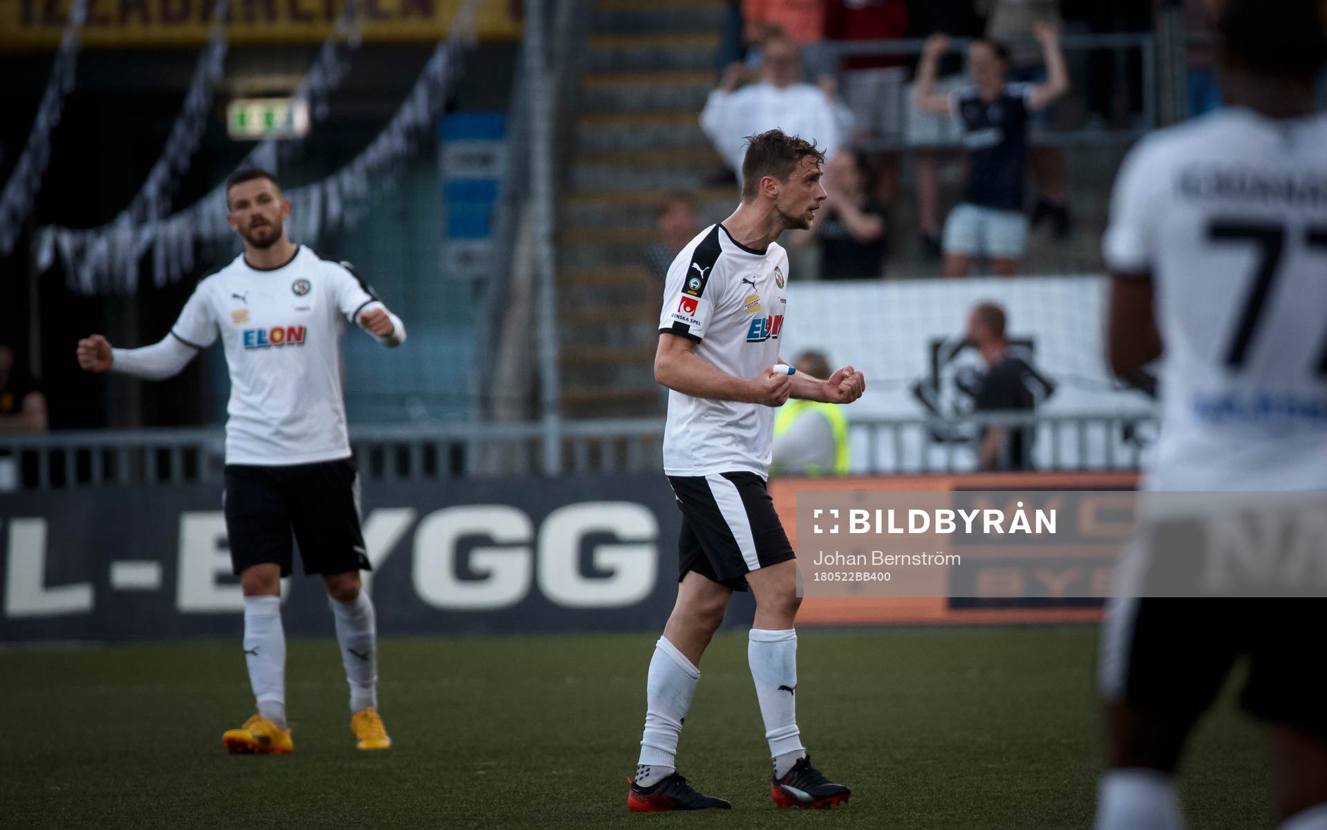 Örebros Brendan Hines-Ike och Filip Rogic jublar vid