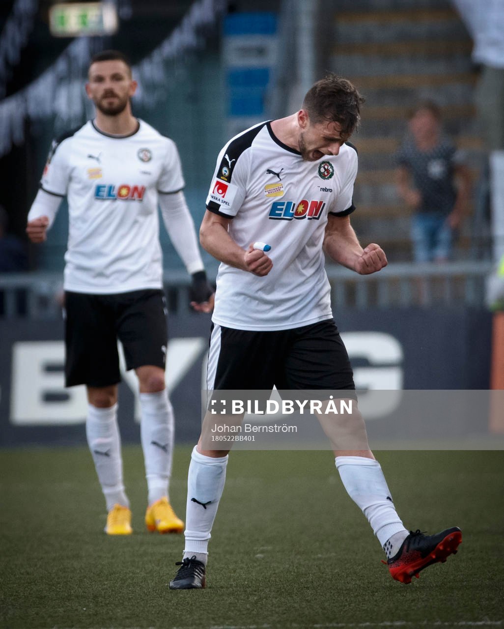 Örebros Brendan Hines-Ike och Filip Rogic jublar vid