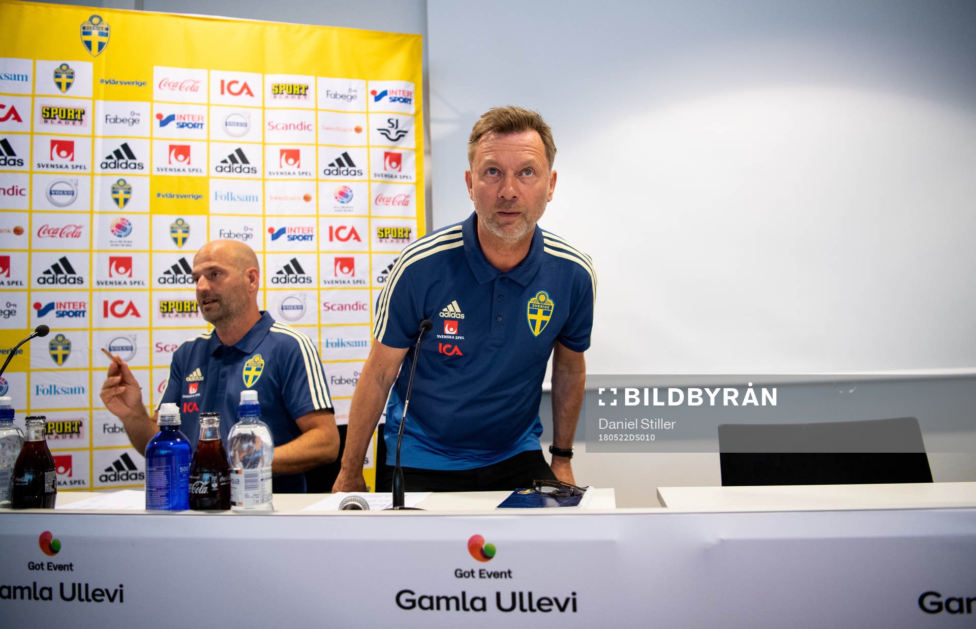 Sveriges förbundskapten Peter Gerhardsson presenterar