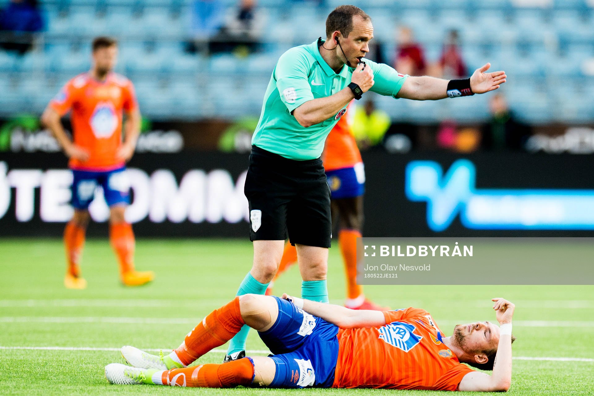 Christian Moen, referee, and Aron Elís Thrándarson of