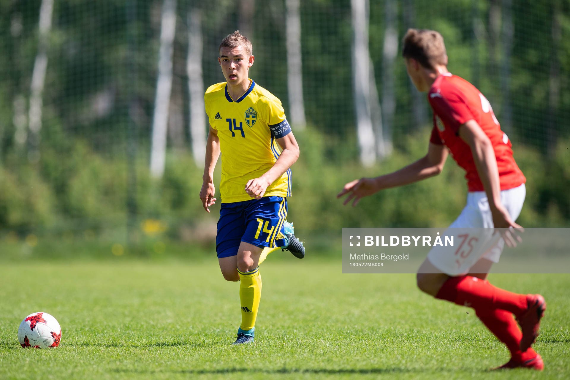Sveriges Alexander Nilsson driver bollen