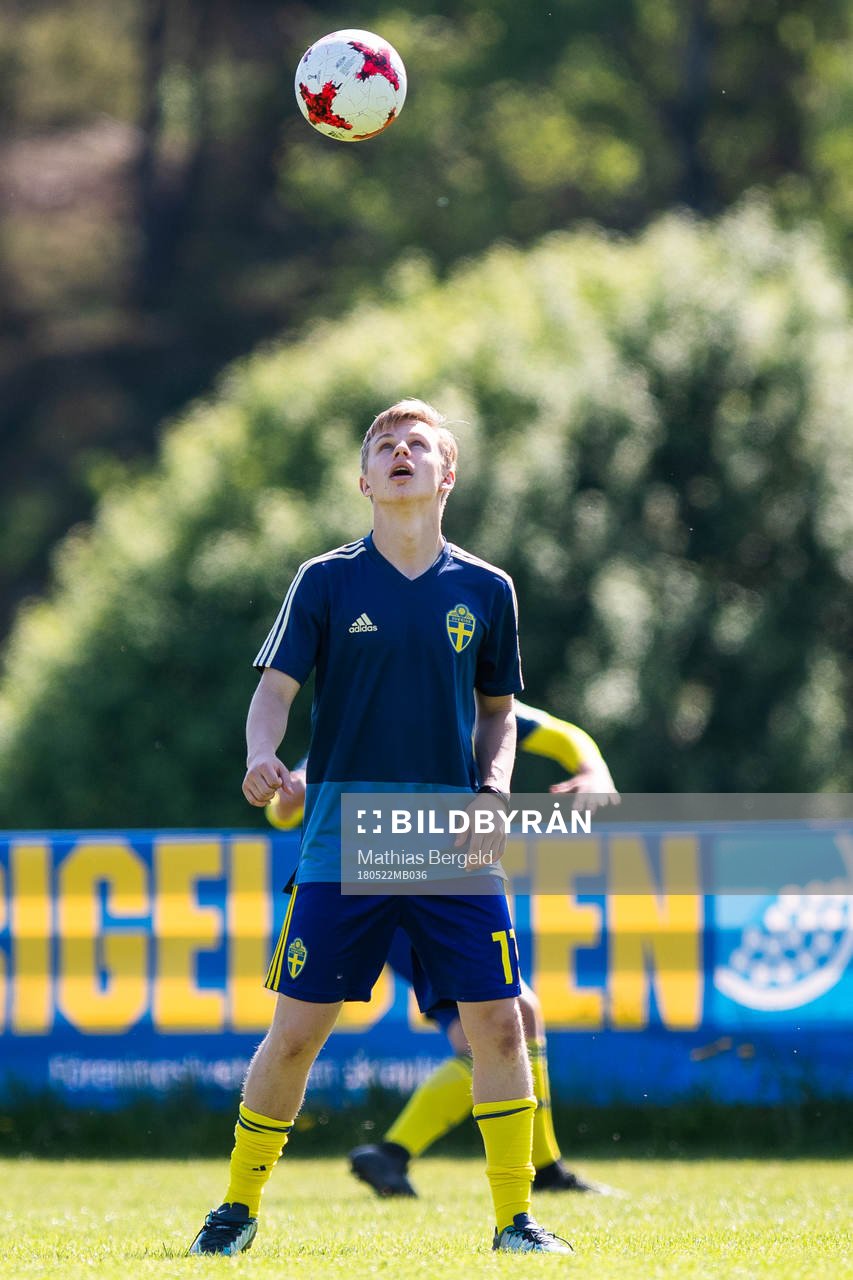 Sveriges Isak Jansson under uppvärmningen inför fotbollsmatchen i fyrnationersturneringen mellan Österrike och Sverige den 22 Maj 2018 i Henån.