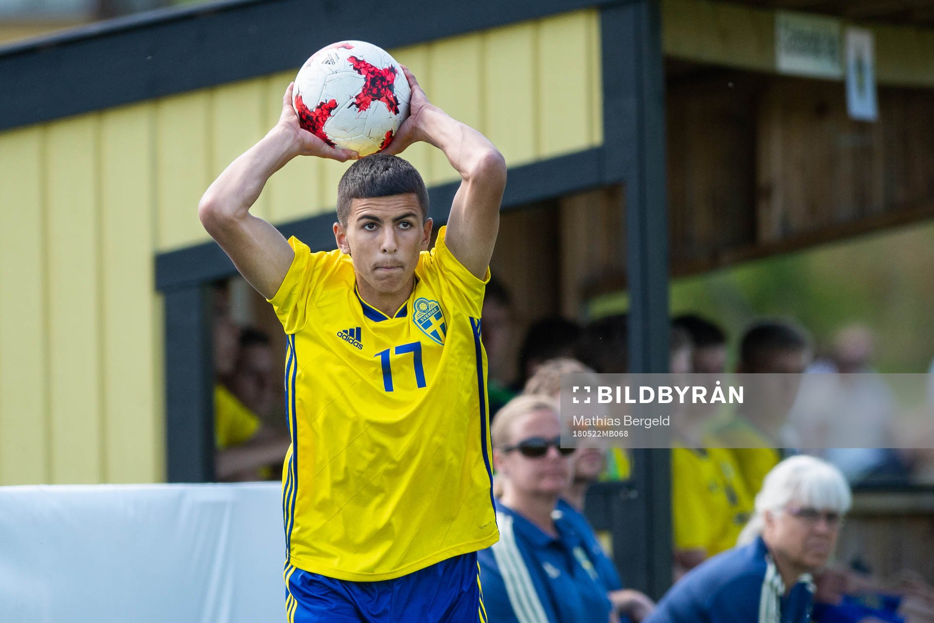 Sveriges Hussein Ali kastar inkast